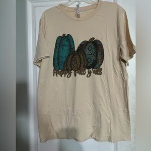 Cream colored tee. Leopard Fall/pumpkin. Size XL